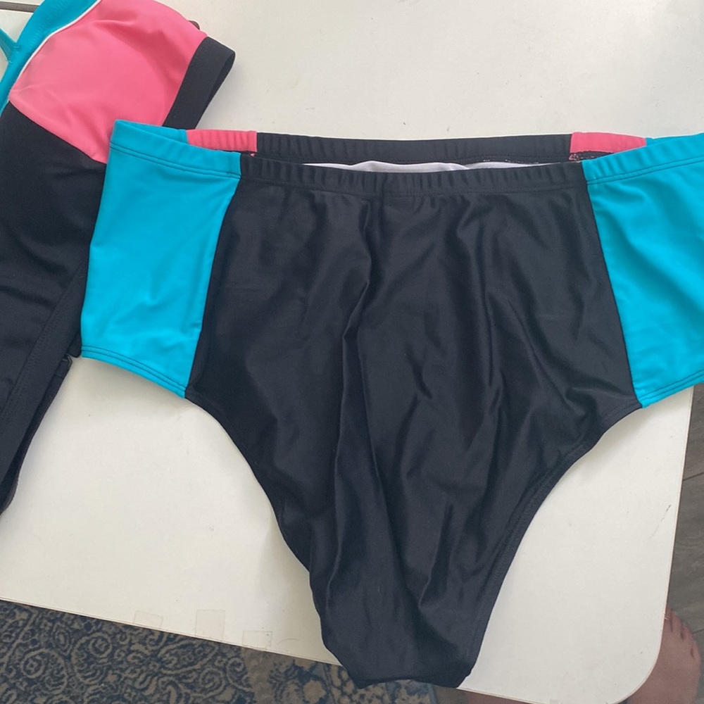 Colorblock swimsuit - Picture 3 of 3